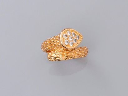 null BOUCHERON, Model Bohemian Snake Head. Yellow gold ring, 750 MM, piriform diamond...