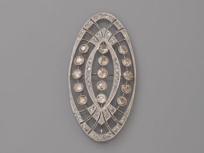 null Important pendentif de forme oblongue en or gris, 750 MM, au décor ajouré recouvert...