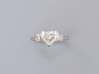 null Bague en or gris, 750 MM, orné d'un joli diamant taille coeur pesant 1,88 carat...