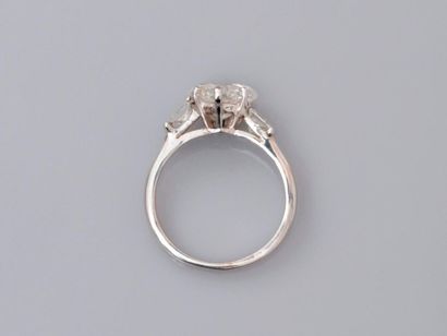 null Bague en or gris, 750 MM, orné d'un joli diamant taille coeur pesant 1,88 carat...
