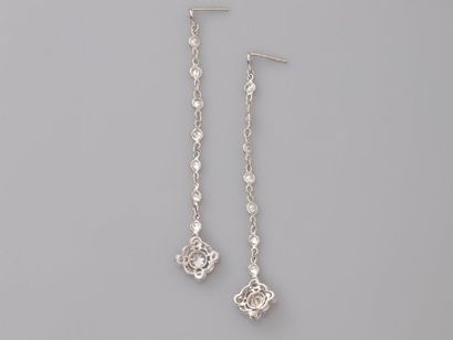 null Fins pendants d'oreilles en or gris, 750 MM, ornés de diamants, longueur 6 cm,...