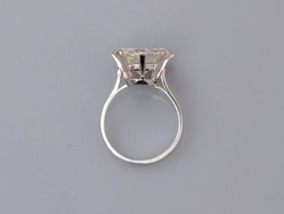 null Solitaire ring in, platinum 900 MM, set with a brilliant-cut diamond weighing...