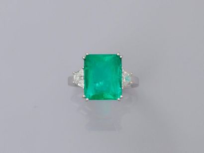 null White gold ring, 750 MM, set with a transparent cut emerald with cut sides weighing...