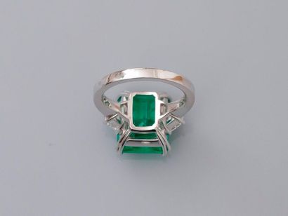 null White gold ring, 750 MM, set with a transparent cut emerald with cut sides weighing...
