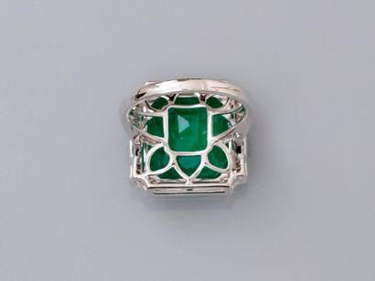 null Very beautiful white gold ring, 750 MM, decorated with a rare square-cut emerald...