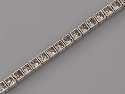 null Très beau bracelet ligne articulé en or gris 750MM et , platine 900 MM, souligné...