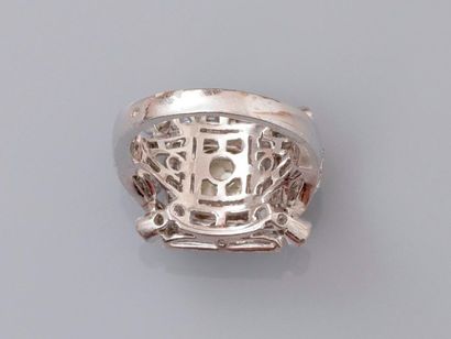 null Beautiful ring in white gold, 750 MM, Art Deco style, set with a cushion cut...