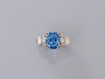 null Ring in white gold, 750 MM, set with a beautiful oval sapphire weighing 5.59...