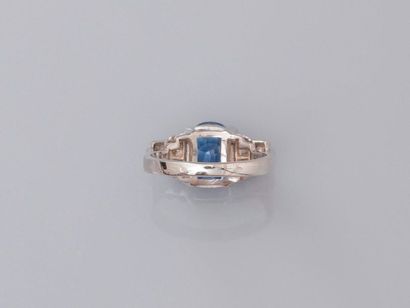 null Bague en or gris, 750 MM, ornée d'un beau saphir ovale pesant 5,59 carats carat...