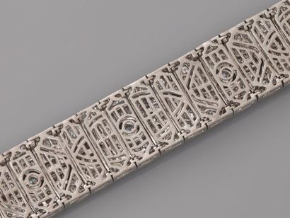 null Très beau bracelet plat, articulé en or gris, 750 MM, recouvert de diamants...