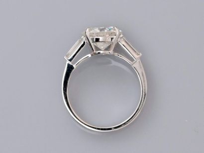 null Belle bague solitaire en or gris, 750 MM, ornée d'un diamant taille brillant...
