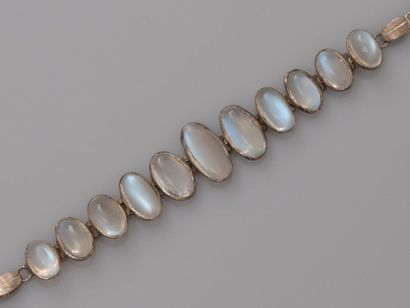 null Bracelet in, silver 925 MM, made of oval links centered moonstones in setting,...