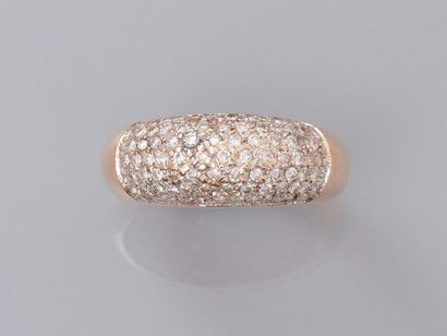 null Bague anneau deux ors, 750 MM, centrée d'unn pavage de diamants, 1 manque, taille...