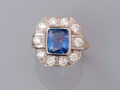 null Two-gold ring, 750 MM, centered on a beautiful cushion-cut sapphire in gem-setting...