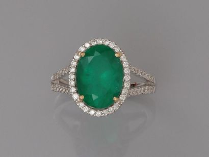 null Ring in white gold, 750 MM, set with a beautiful oval-cut emerald weighing about...