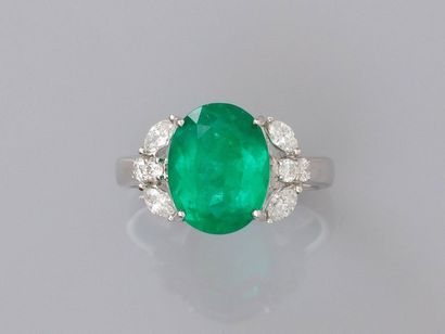 null Ring in white gold, 750 MM, decorated with a beautiful oval emerald weighing...