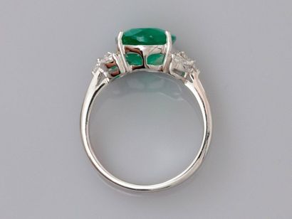 null Ring in white gold, 750 MM, decorated with a beautiful oval emerald weighing...
