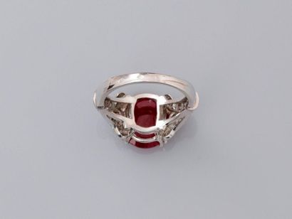 null Elegant ring in white gold, 750 MM, decorated with a nice oval ruby weighing...