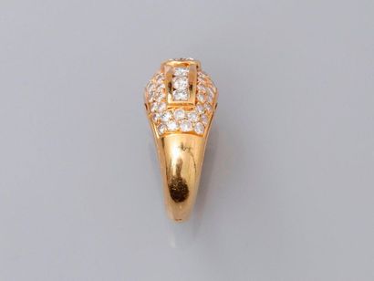 null Bague bombée en or jaune, 750 MM, recouverte de diamants autour d'un brillant...