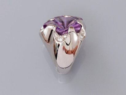 null FRED, Ring in gold, 750 MM, decorated with a beautiful fancy cut amethyst hemmed...