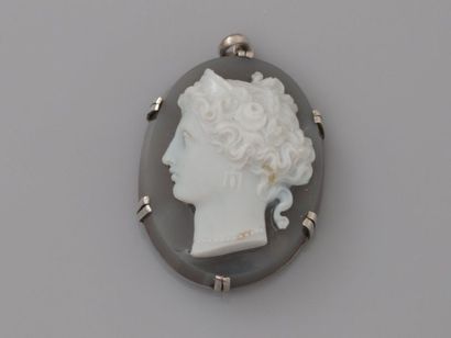 null Pendant in silver 925 MM, setting a cameo on two-tone agate, profile of a Greek...