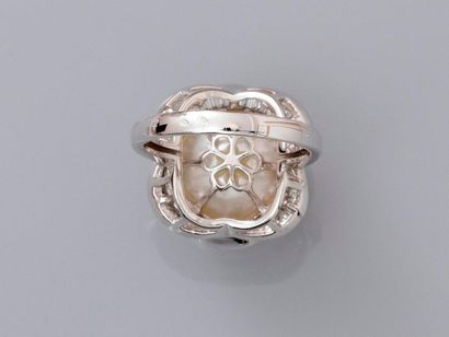 null Bague " couture " en or gris, 750 MM, centrée d'une belle perle des Mers du...