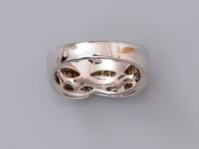 null Bague " anneau mouvementé " en or gris, 750 MM, centrée de saphirs jaunes calibrés...