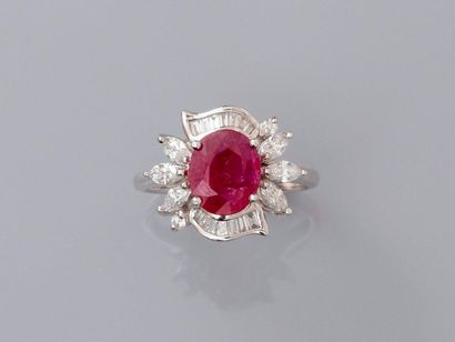 null Jolie bague en or gris, 750 MM, ornée d'un rubis ovale pesant 1,30 carat environ...