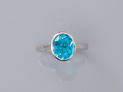 null White gold ring, 750 MM, set with an oval blue topaz weighing about 3.40 carats,...