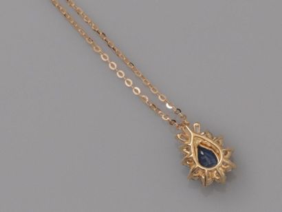 null Yellow gold chain and pendant, 750 MM, set with a pear-cut sapphire weighing...