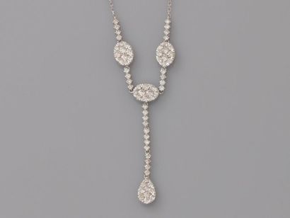 null Collier en or gris, 750 MM, centré de trois motifs ovales recouverts de diamants...