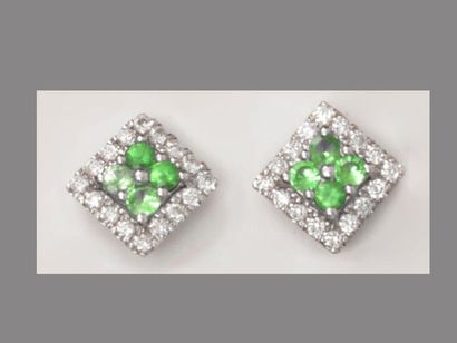 null Square earrings in white gold, 750 MM, each centered of four tsavorites in a...