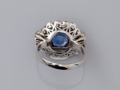 null White gold ring, 750 MM, decorated with an oval sapphire weighing 2.35 carats,...