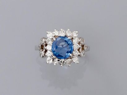 null Pretty white gold ring, 750 MM, centered on an oval sapphire weighing 1.79 carat...