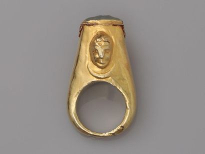 null Ring " à l'antique " in yellow gold, 750 MM, amati, crowned by an intaglio inlaid...