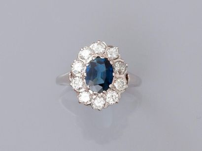 null White gold ring, 750 MM, set with an oval sapphire weighing about 1 carat in...