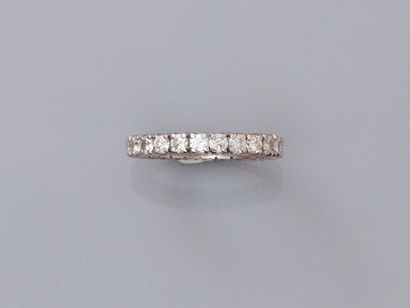 null Alliance en or gris, 750 MM, soulignée de diamants, total 1 carat environ, taille...