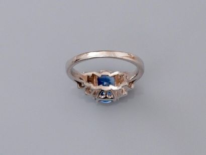 null Bague en or gris, 750 MM, ornée d'un saphir ovale pesant 1,70 carat épaulé de...