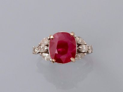 null Ring in white gold, 750 MM, set with a 3.91 carat cousin-cut ruby set with two...