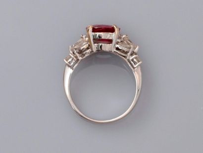null Ring in white gold, 750 MM, set with a 3.91 carat cousin-cut ruby set with two...