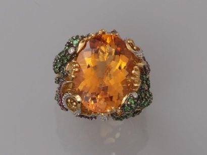 null Yellow gold ring, 750 MM, decorated with a large citrine weighing about 20 carats...