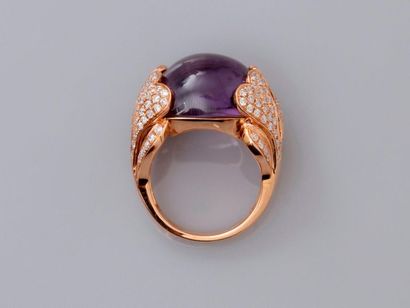 null Bague en or rose, 750 MM, ornée d'un important cabochon de quartz mauve pesant...