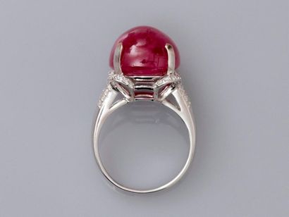 null Ring in white gold, 750 MM, decorated with a large cabochon-cut ruby weighing...