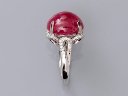 null Ring in white gold, 750 MM, decorated with a large cabochon-cut ruby weighing...