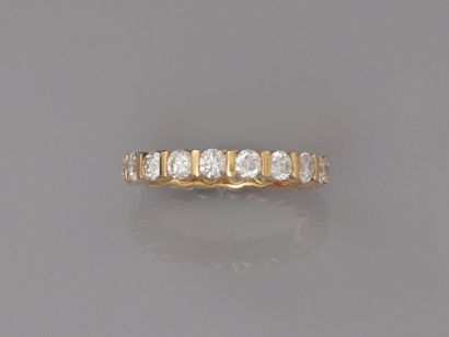 null Très belle alliance en or jaune, 750 MM, soulignée de dix huit diamants taille...