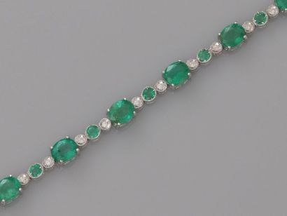 null Bracelet ligne en or gris, 750 MM, souligné d'émeraudes ovales, total 6 carats,...