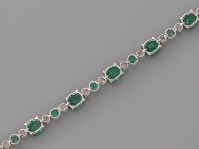 null Line bracelet in white gold, 750 MM, highlighted with oval emeralds, total 6...