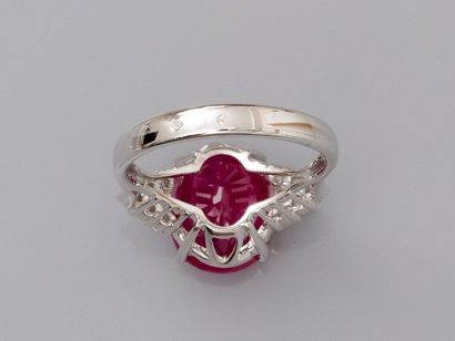 null Ring in white gold, 750 MM, set with an oval ruby weighing 5.50 carats and set...