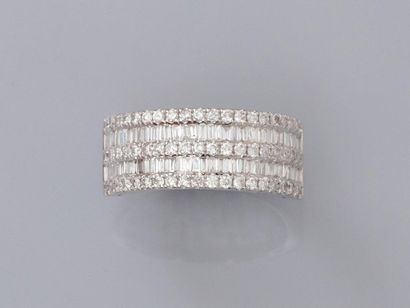 null Ring in white gold, 750 MM, decorated with three lines of brilliants and two...