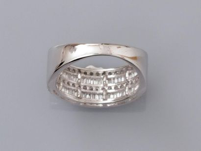 null Ring in white gold, 750 MM, decorated with three lines of brilliants and two...